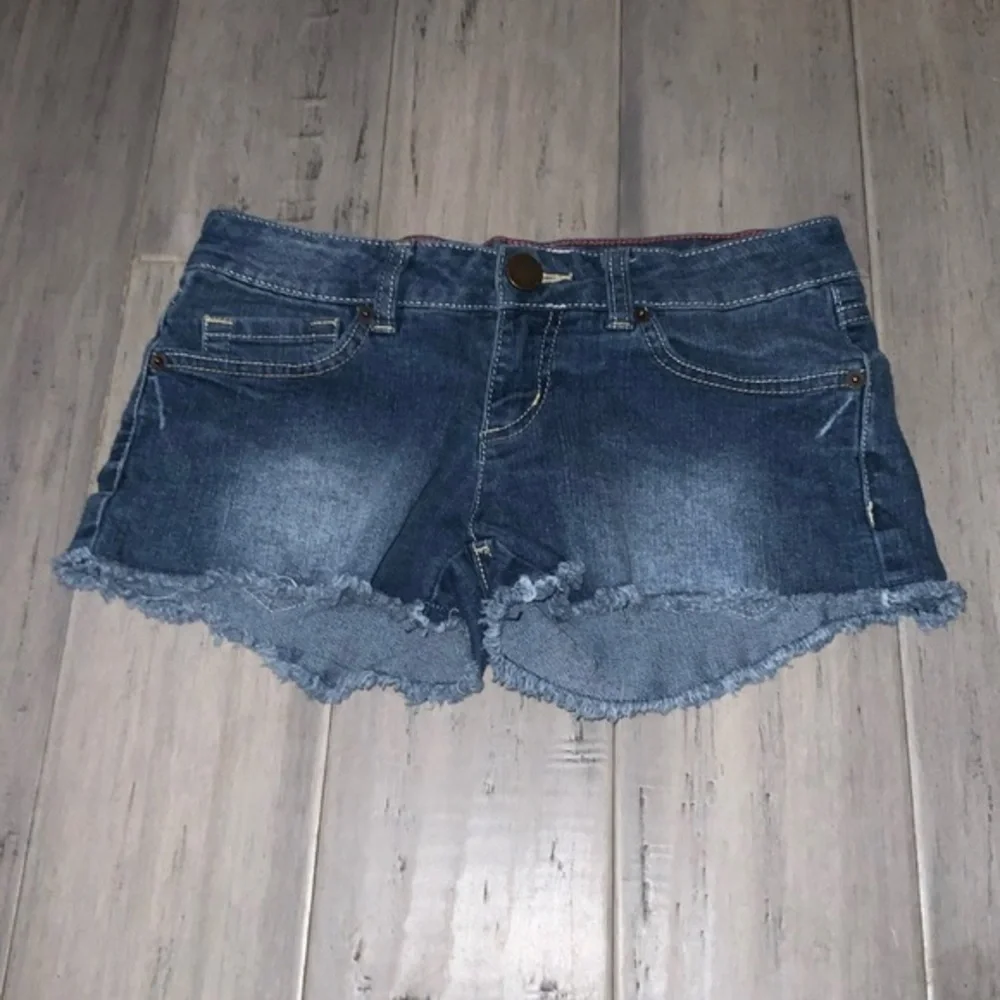 No Boundaries Medium Washed Stretchy Fringe Hem Blue Jean Shorts Jr. 3